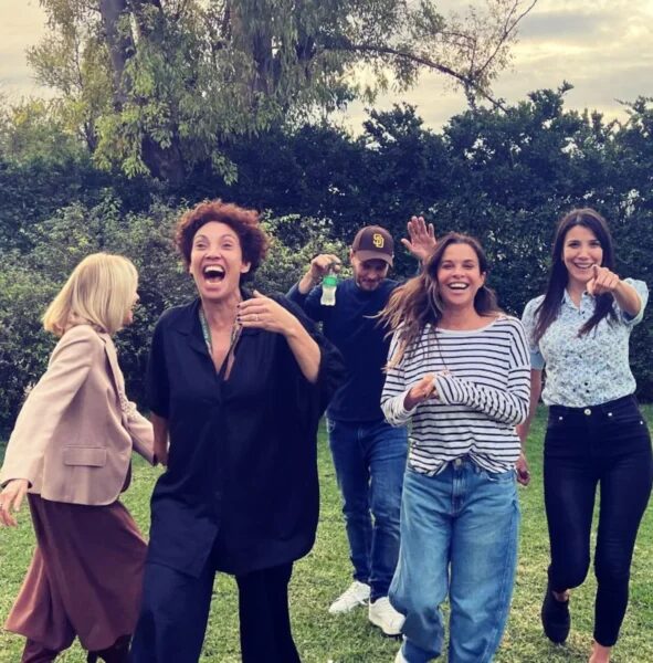 Julieta Ortega y amigos riendo en un entorno natural