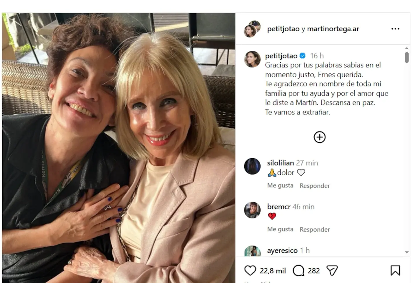 Julieta Ortega y Ernestina Pais posando juntas en un ambiente cálido y acogedor