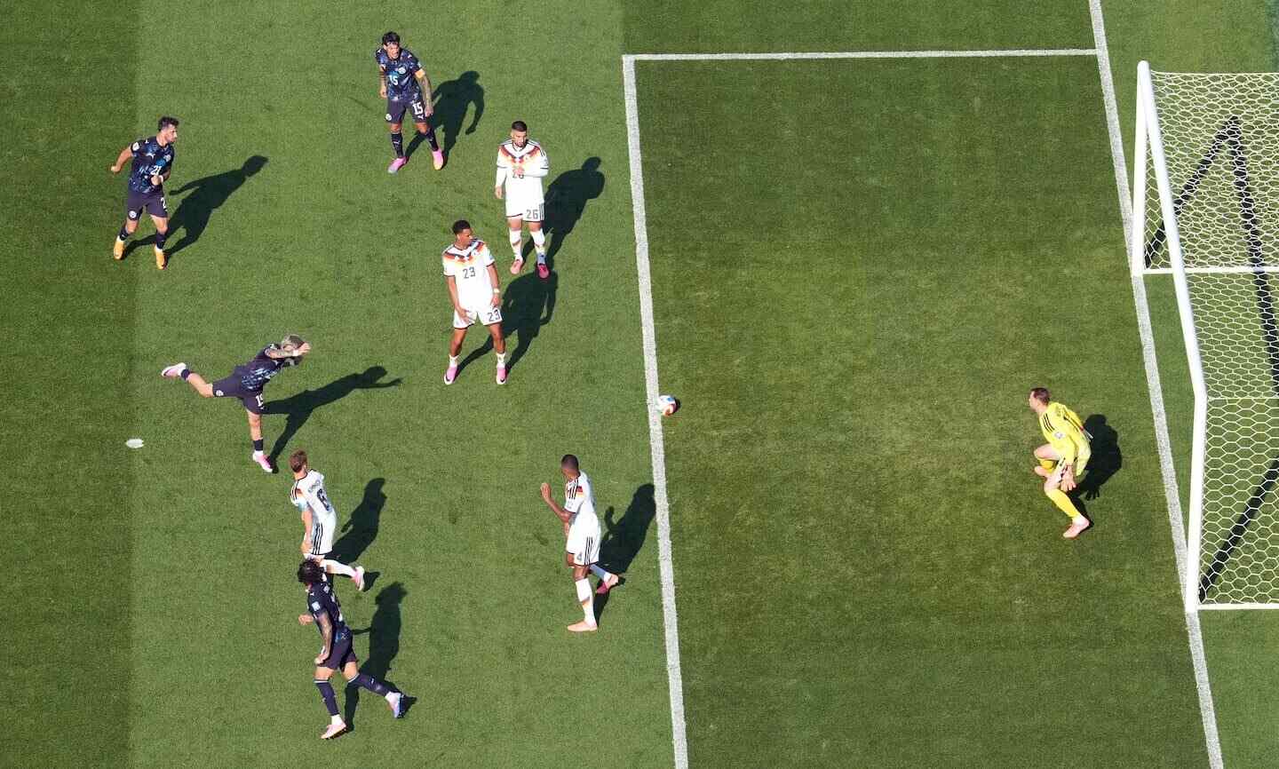 Julio Enciso anotando un gol histórico para Paraguay contra Alemania en el Mundial 2026