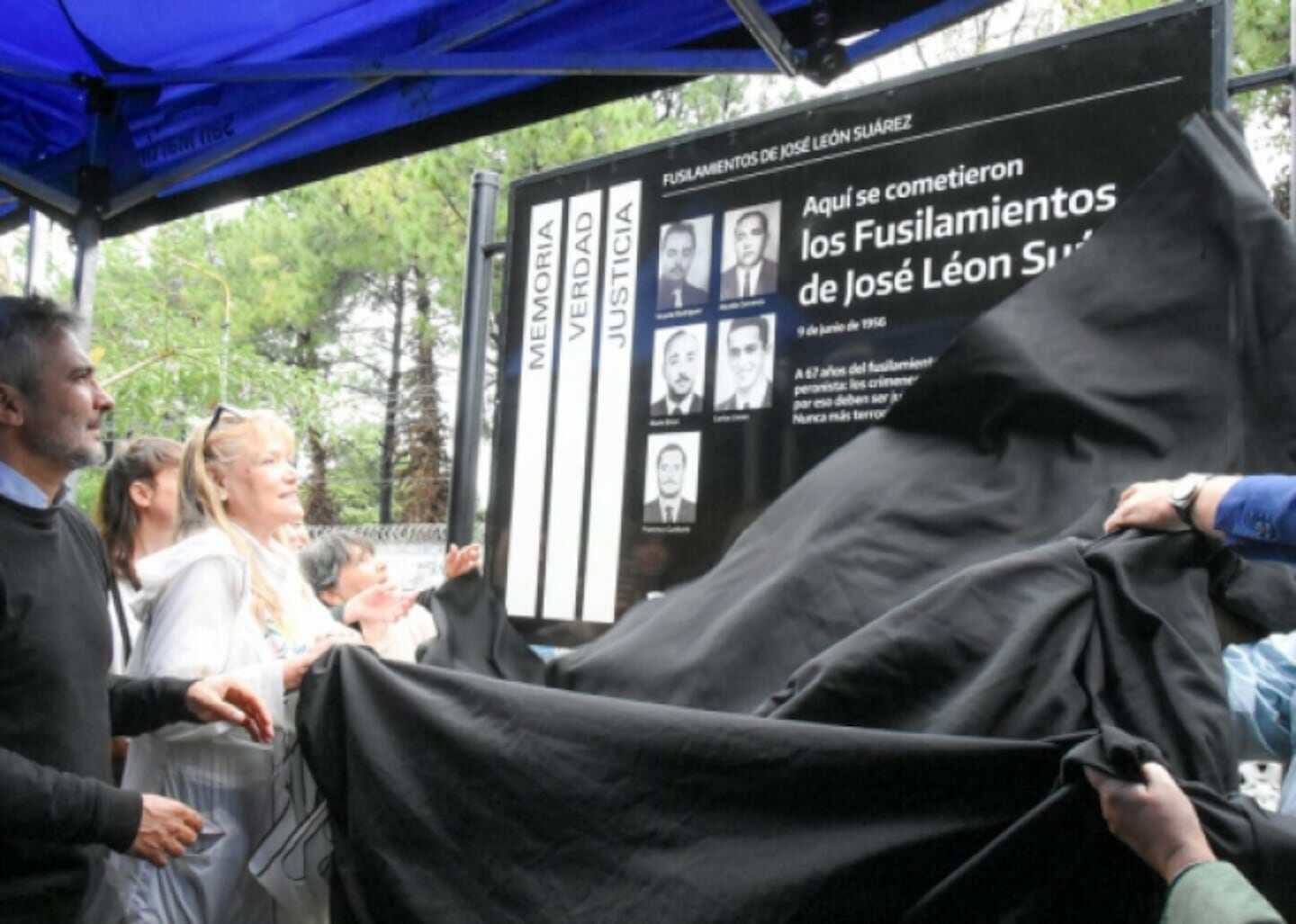 Descubrimiento de una placa conmemorativa sobre los fusilamientos de José León Suárez en 1956