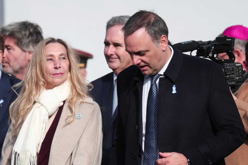 Karina Milei y Manuel Adorni acompañando a Javier Milei