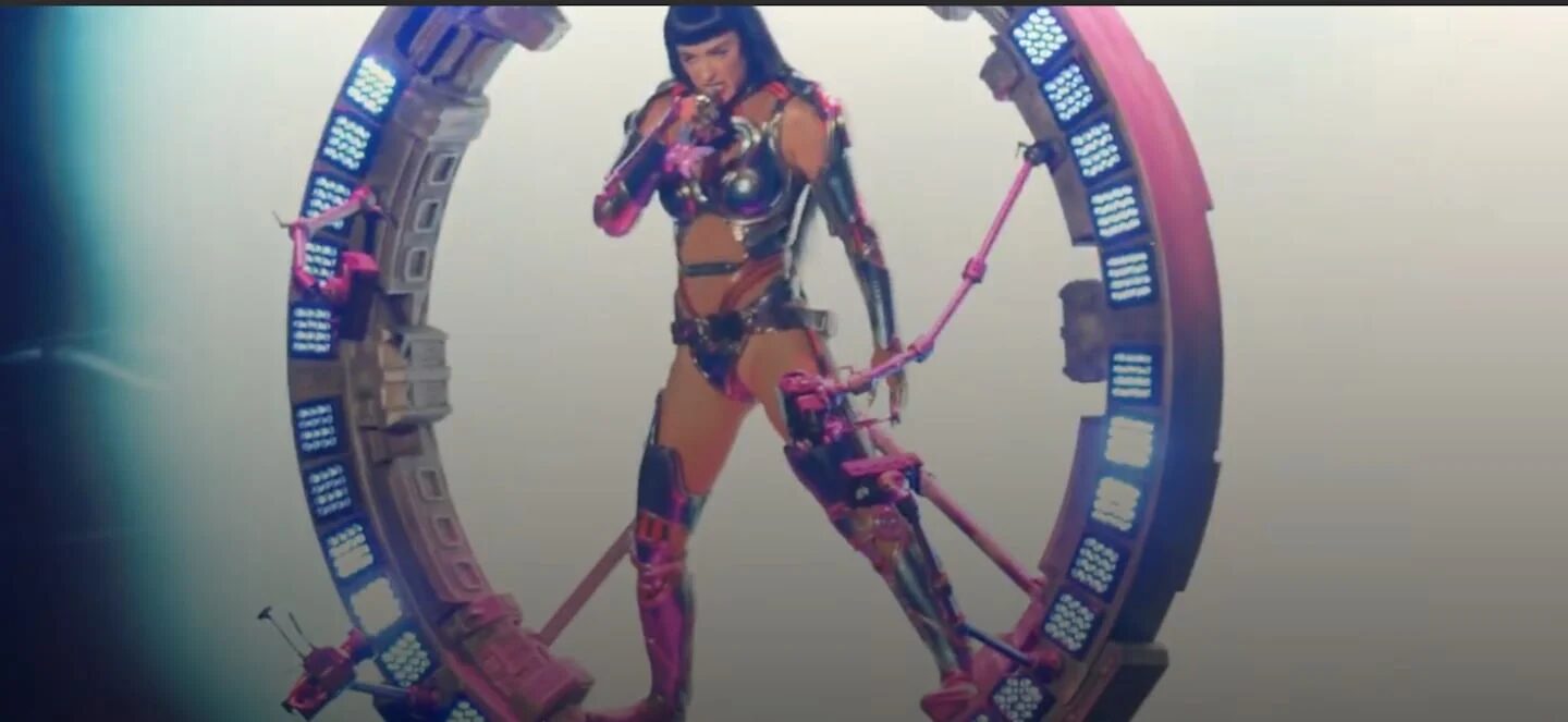 Katy Perry en un traje futurista durante el video de 'Watch It Burn'