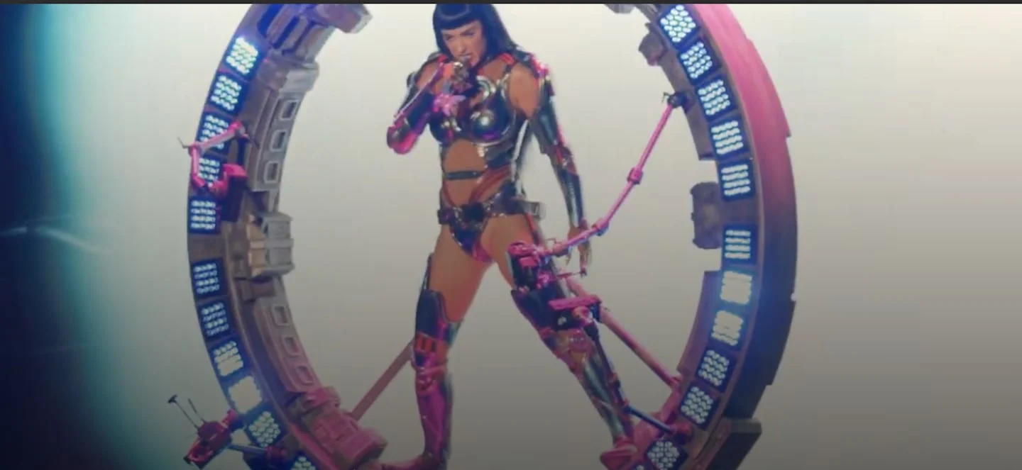 Katy Perry en un traje futurista durante el video de 'Watch It Burn'