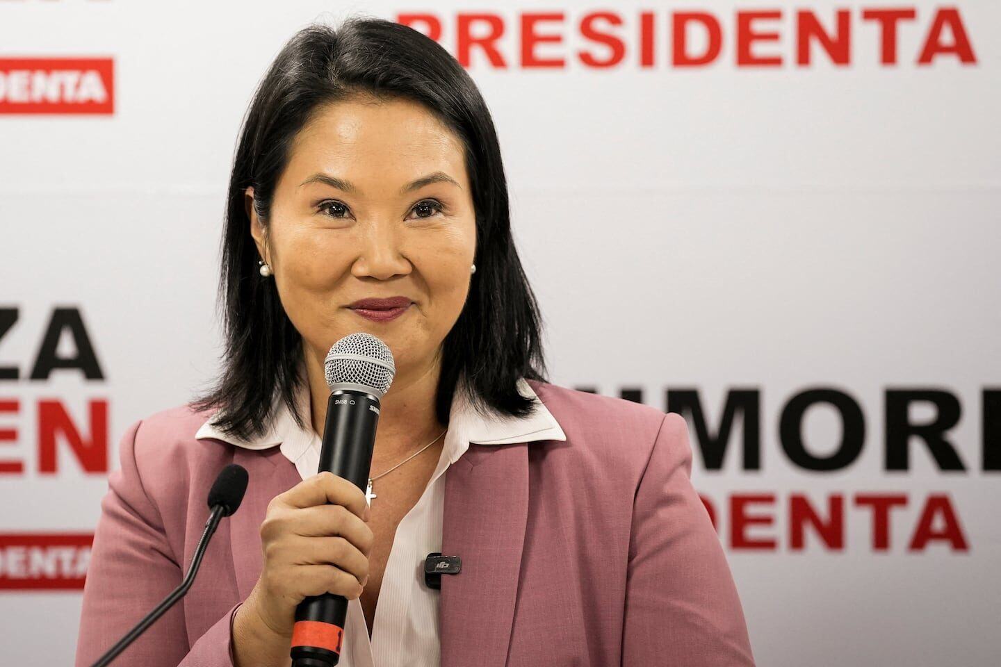 Keiko Fujimori hablando en una conferencia tras ser proclamada presidenta electa de Perú