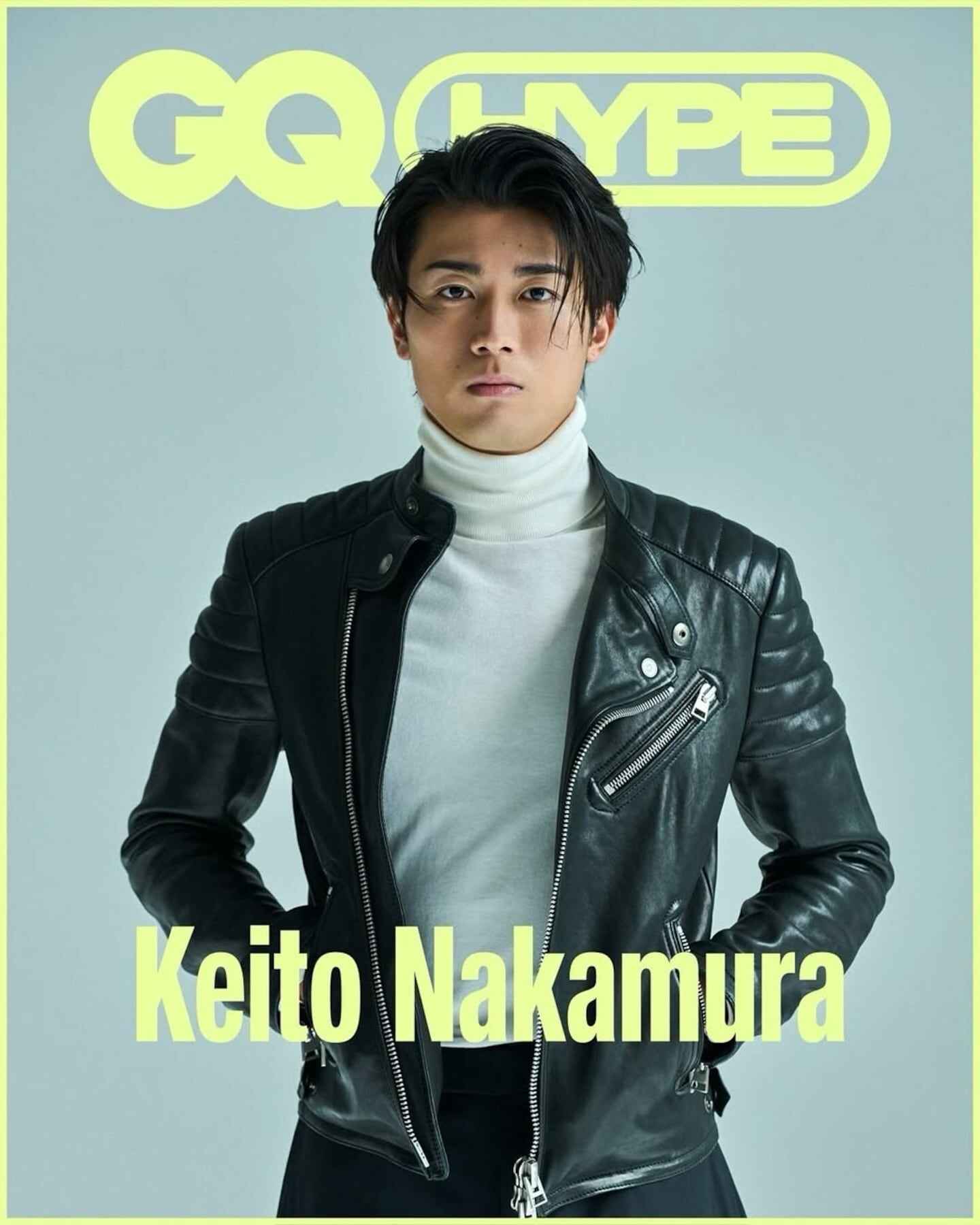 Keito Nakamura posando con chaqueta de cuero y suéter blanco en una sesión de fotos