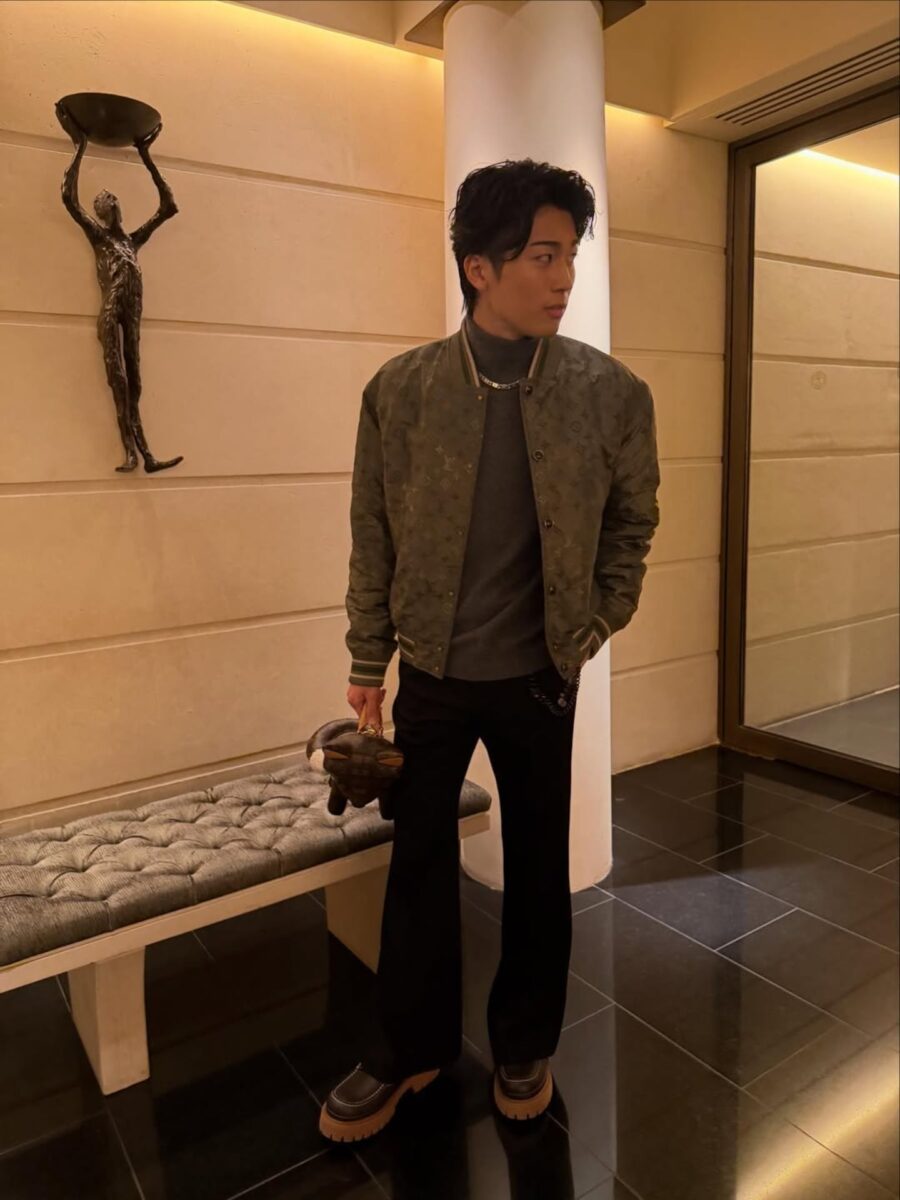 Keito Nakamura posando con estilo en un entorno moderno