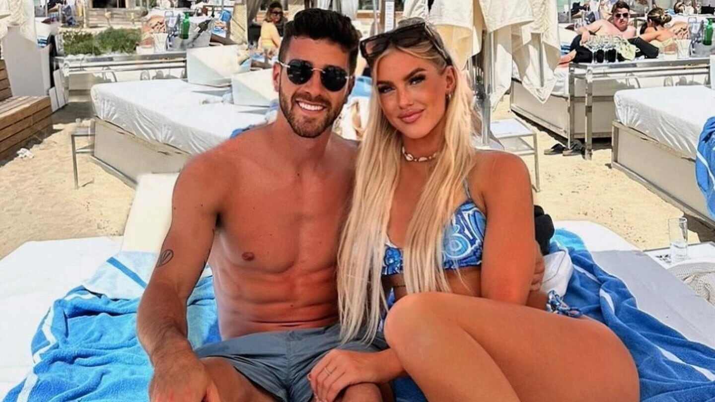 Kelci Rose y Marcos Senesi posando juntos en la playa