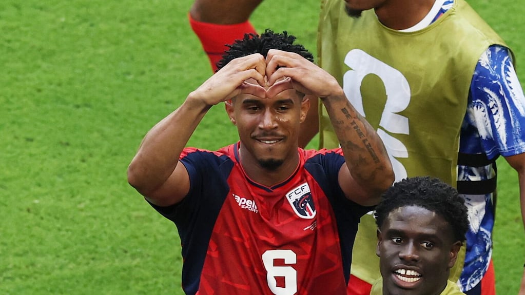 Kevin Pina anotando un gol de tiro libre en el Mundial 2026
