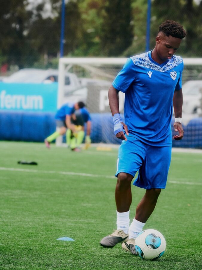 Kiki Ramos, delantero de Vélez, entrenando en el campo de fútbol