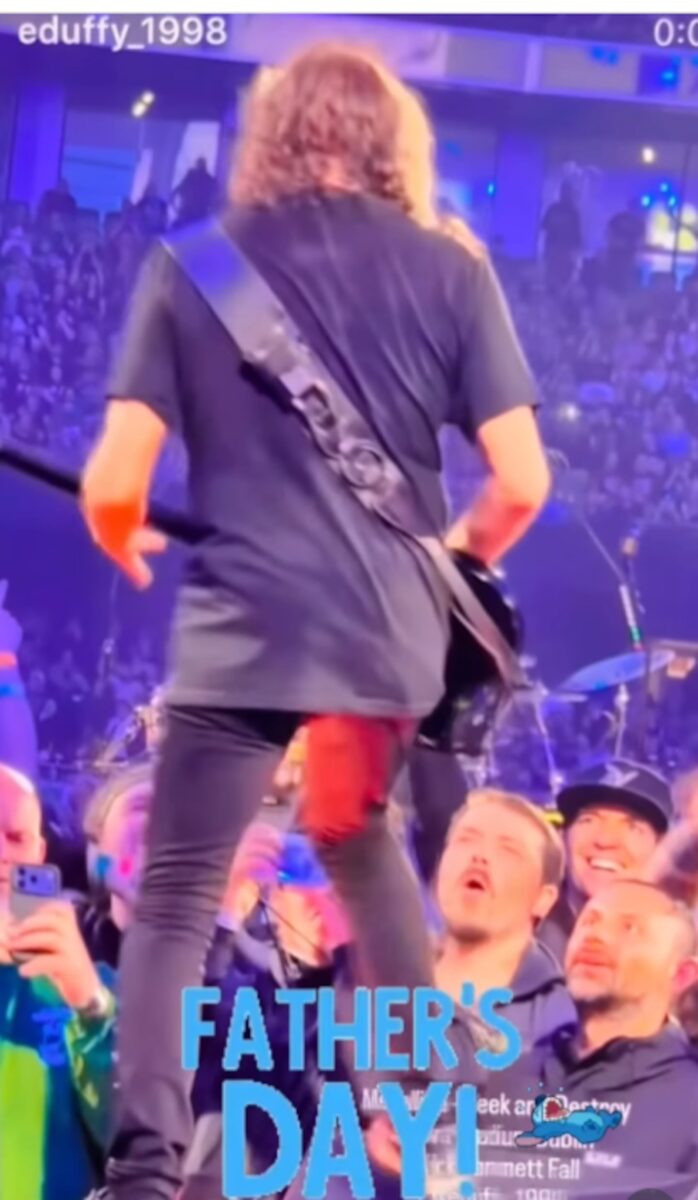 Kirk Hammett de Metallica cae durante un concierto en Dublín