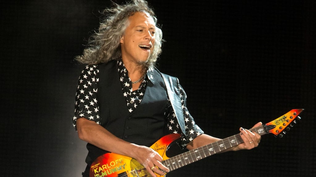 Kirk Hammett tocando en un concierto de Metallica