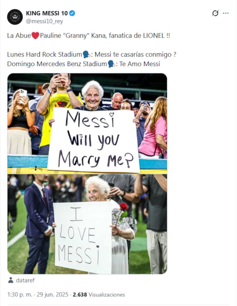 Pauline Kana, una abuela de 100 años, sostiene un cartel en apoyo a Lionel Messi durante el Mundial