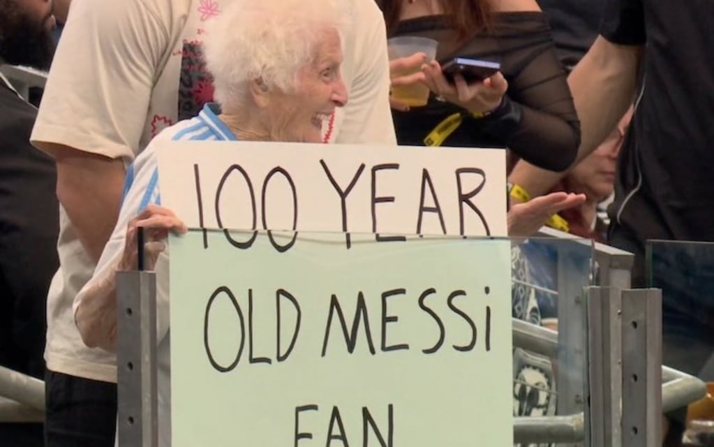 Pauline Kana mostrando un cartel de apoyo a Messi en el Mundial 2026