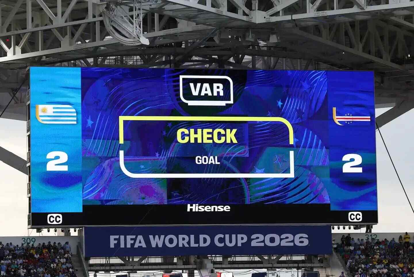 Pantalla del VAR mostrando revisión de un gol en un partido de fútbol