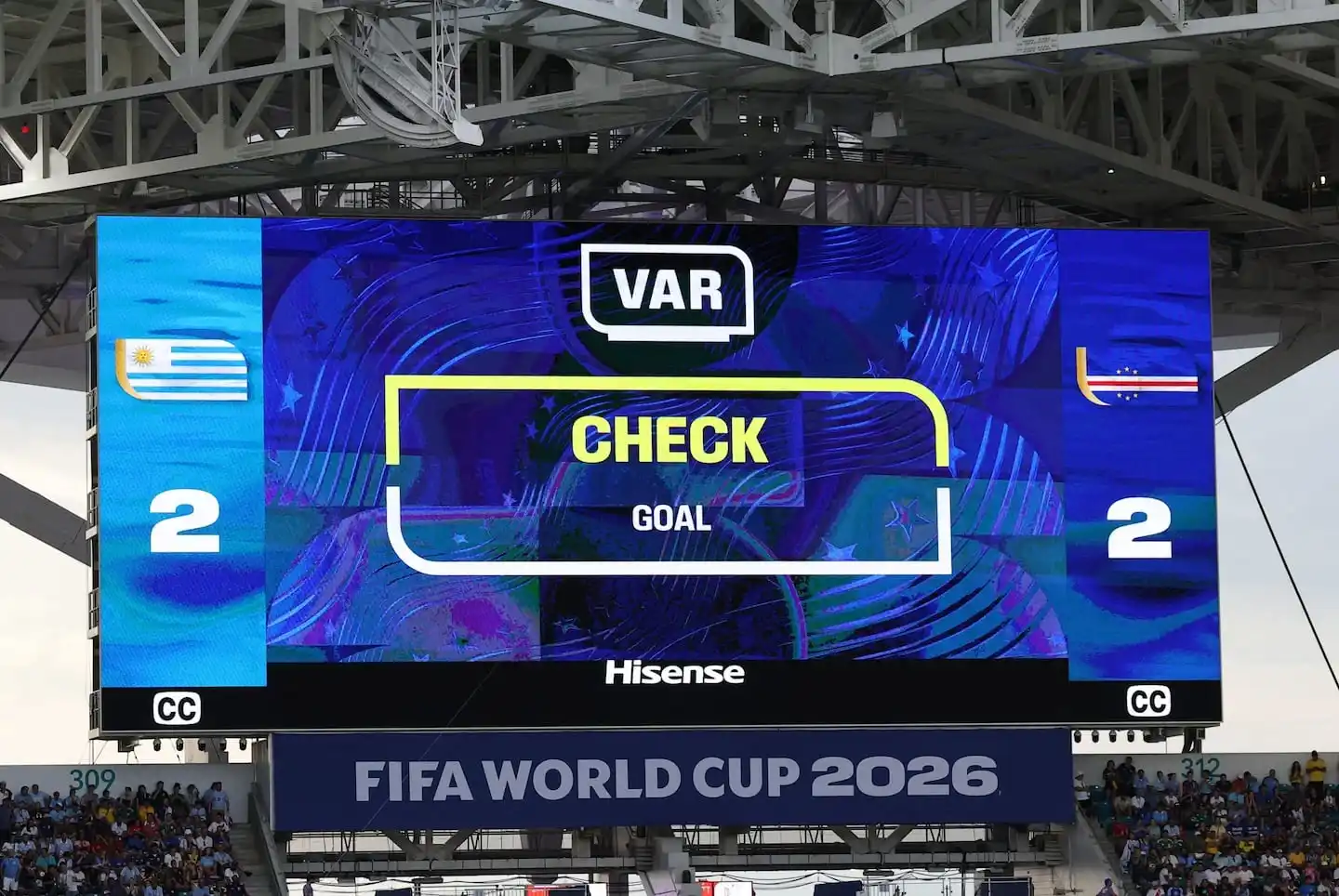 Pantalla del VAR mostrando revisión de un gol en un partido de fútbol