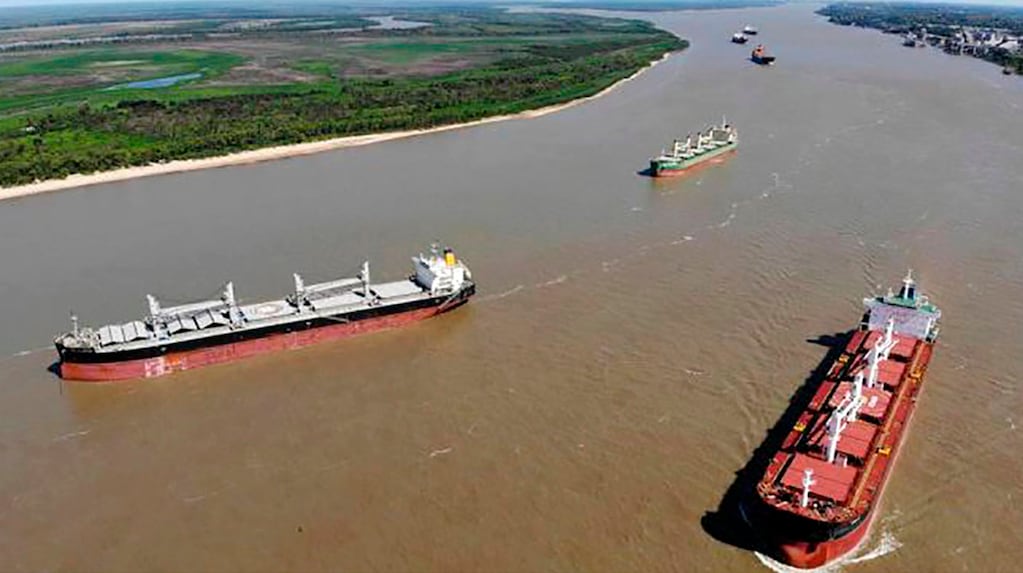 Barco de dragado operando en el río Paraná