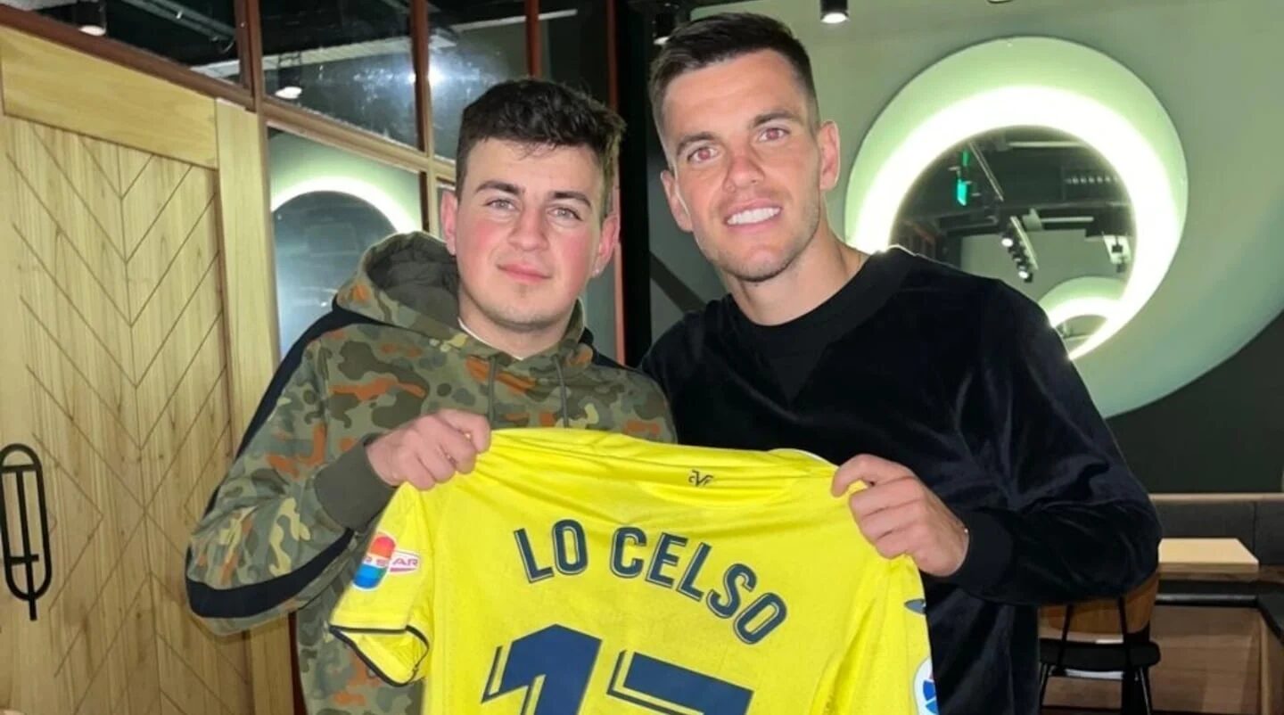 Lautaro Borzone y Giovani Lo Celso posan con una camiseta del jugador en un hotel de Dallas