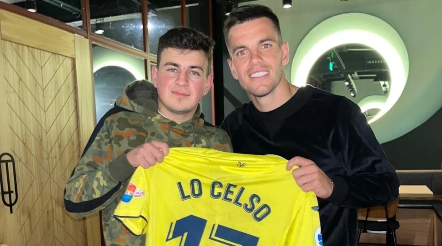 Lautaro Borzone y Giovani Lo Celso posan con una camiseta del jugador en un hotel de Dallas