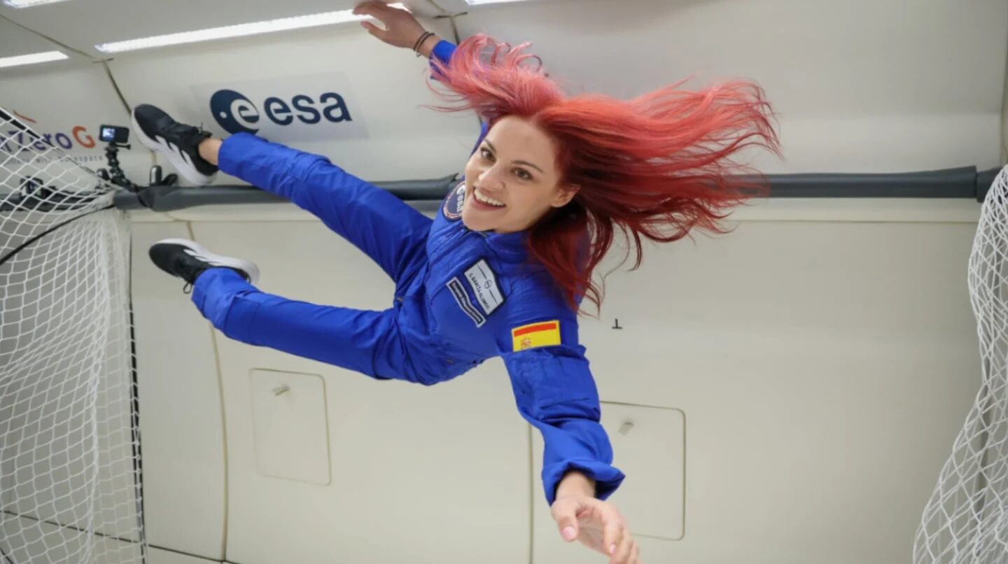Sara García Alonso flotando en un entorno de microgravedad durante su misión espacial