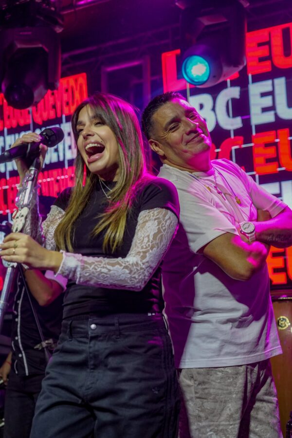 Euge Quevedo y Carlitos durante una presentación musical en Buenos Aires