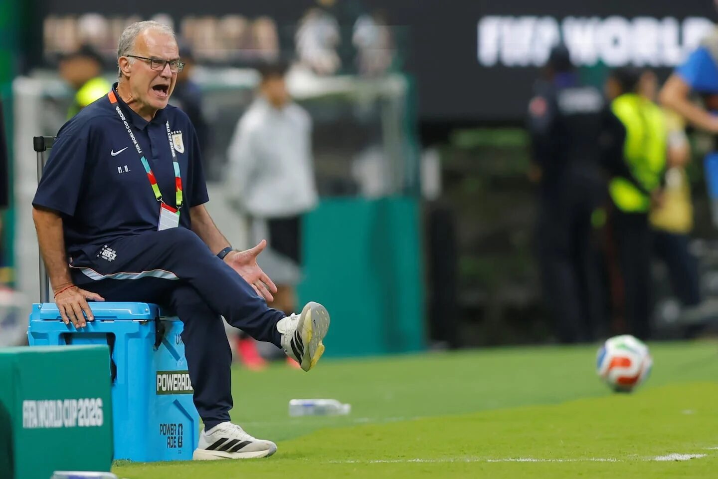 Marcelo Bielsa sentado en un banquillo durante un partido de la selección uruguaya en el Mundial 2026