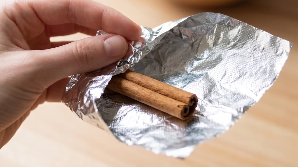 Canela envuelta en papel aluminio, símbolo de prosperidad