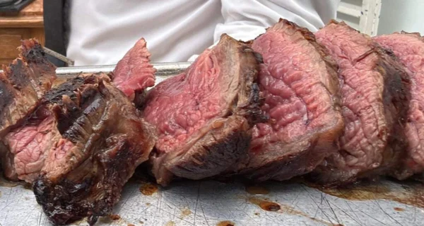 Plato de carne de búfalo en un restaurante argentino
