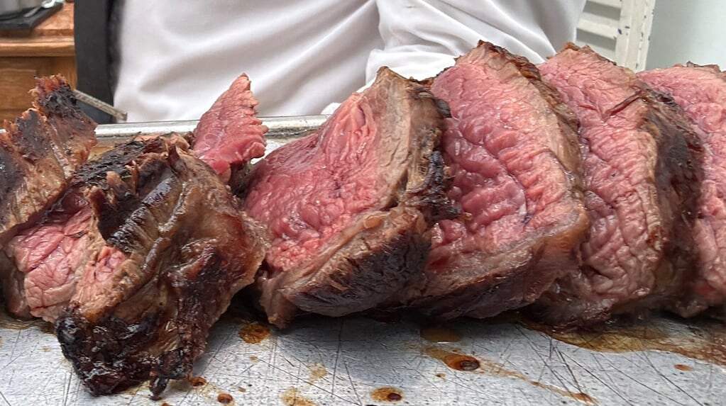 Plato de carne de búfalo en un restaurante argentino