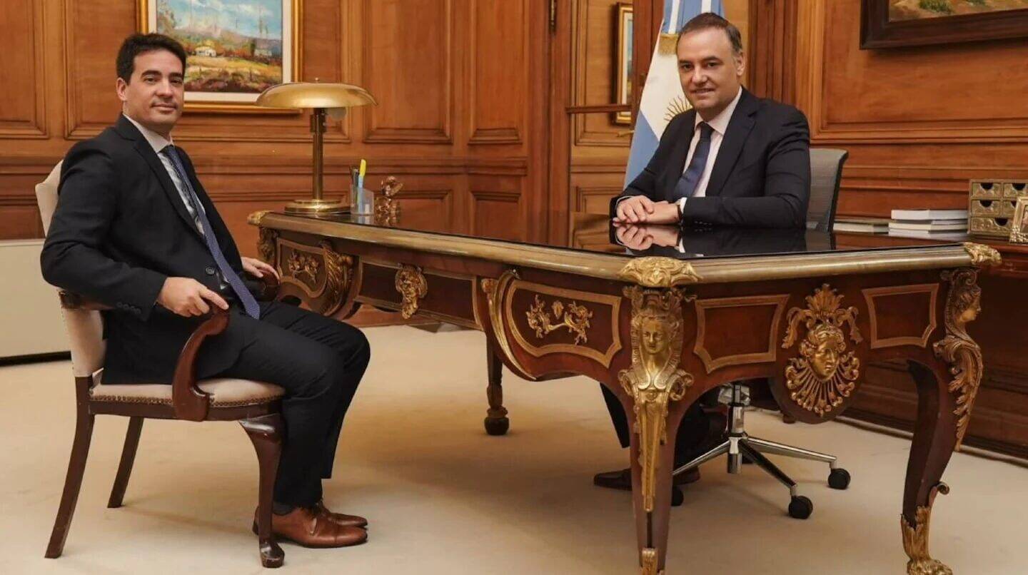 Manuel Adorni y Javier Milei en una reunión en la Casa Rosada