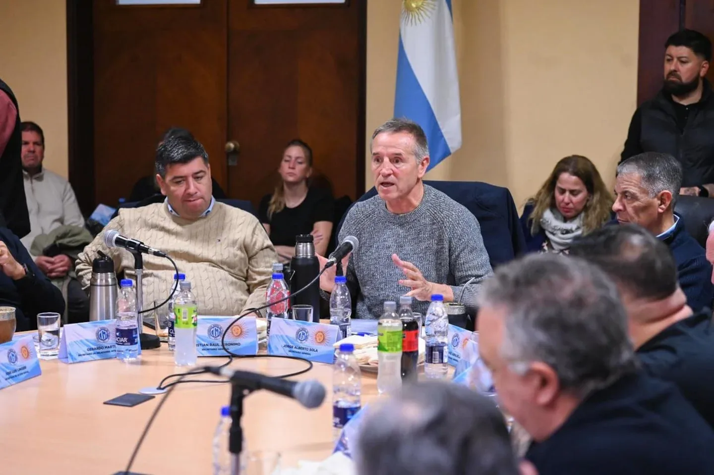 Reunión de líderes sindicales de la CGT discutiendo acciones de protesta contra el Gobierno de Milei