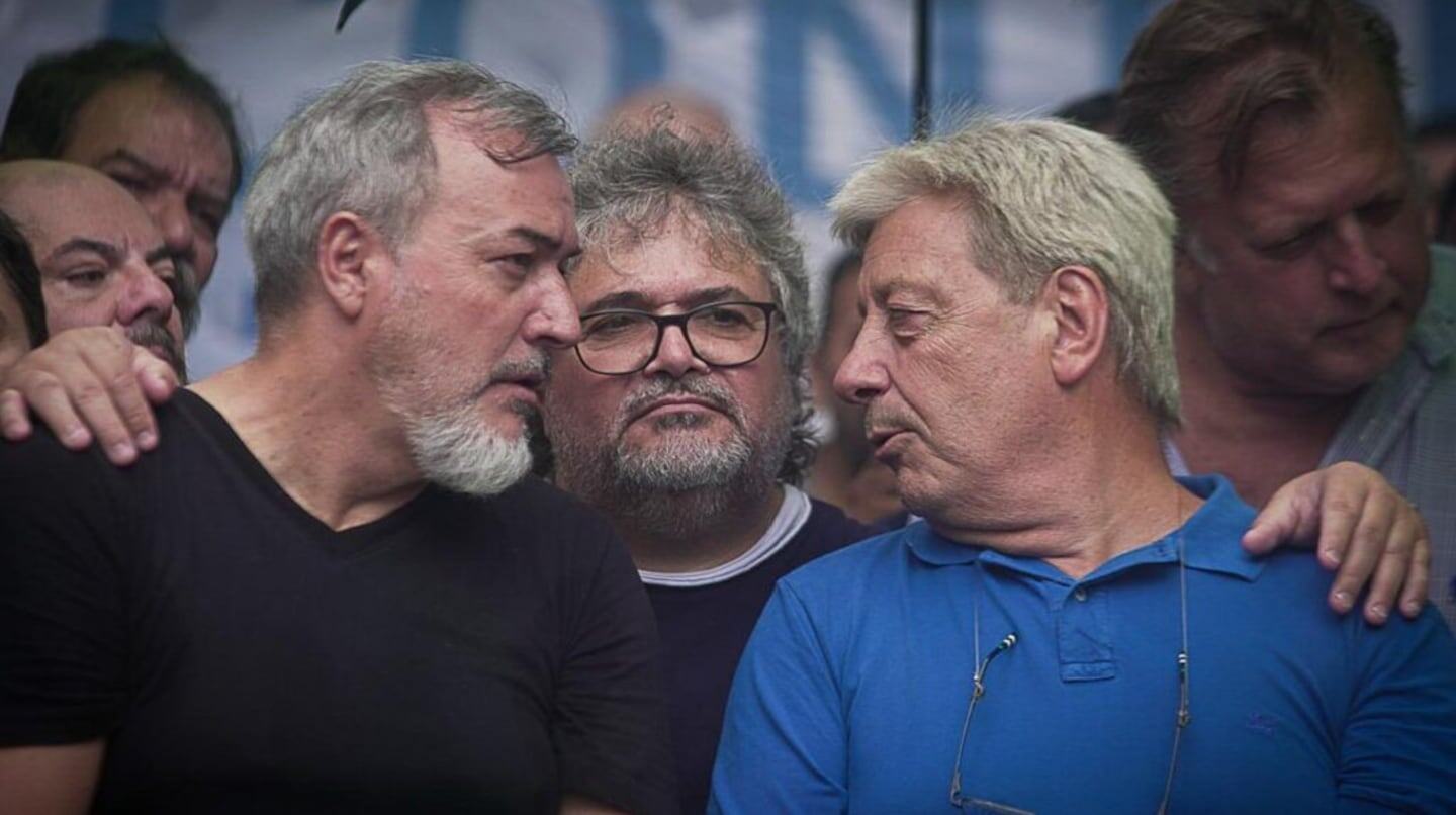 Dirigentes de la CGT discuten en un evento sindical