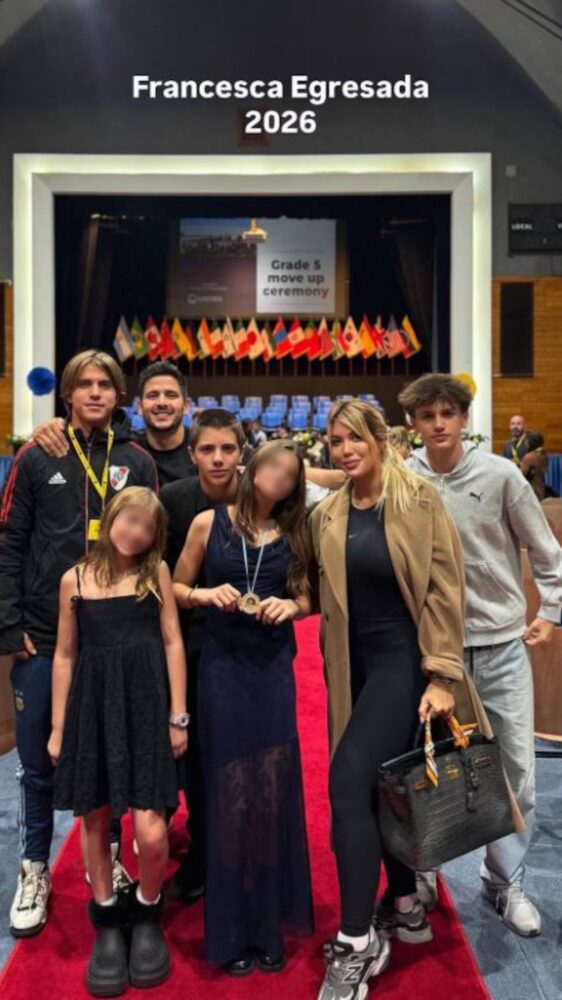 Grupo de personas posando en una ceremonia de graduación