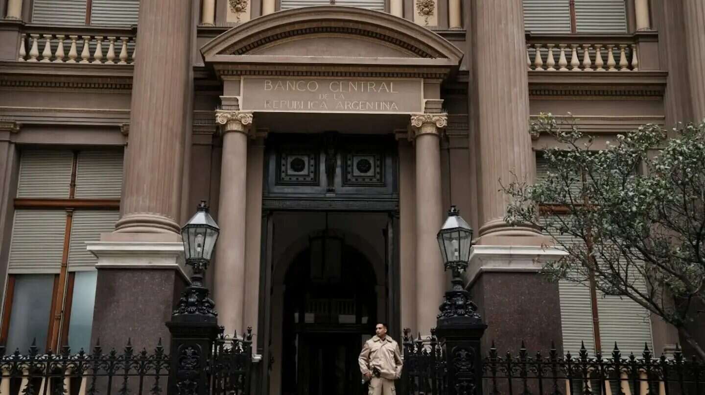 Exterior del Banco Central de la República Argentina con una persona de pie en la entrada