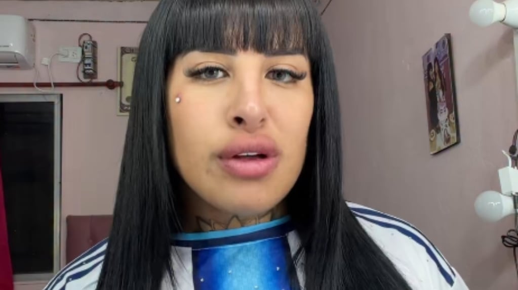 La Coqueta discutiendo sobre el himno argentino