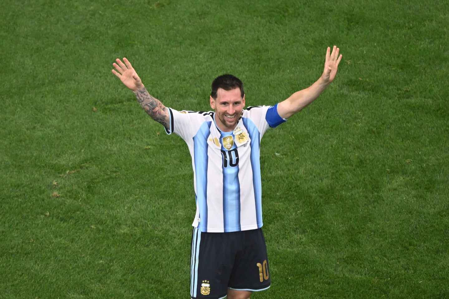 Lionel Messi saluda a la afición durante un partido con la selección argentina