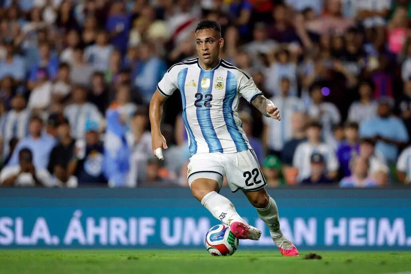 Lautaro Martínez con la camiseta de la Selección Argentina durante un partido