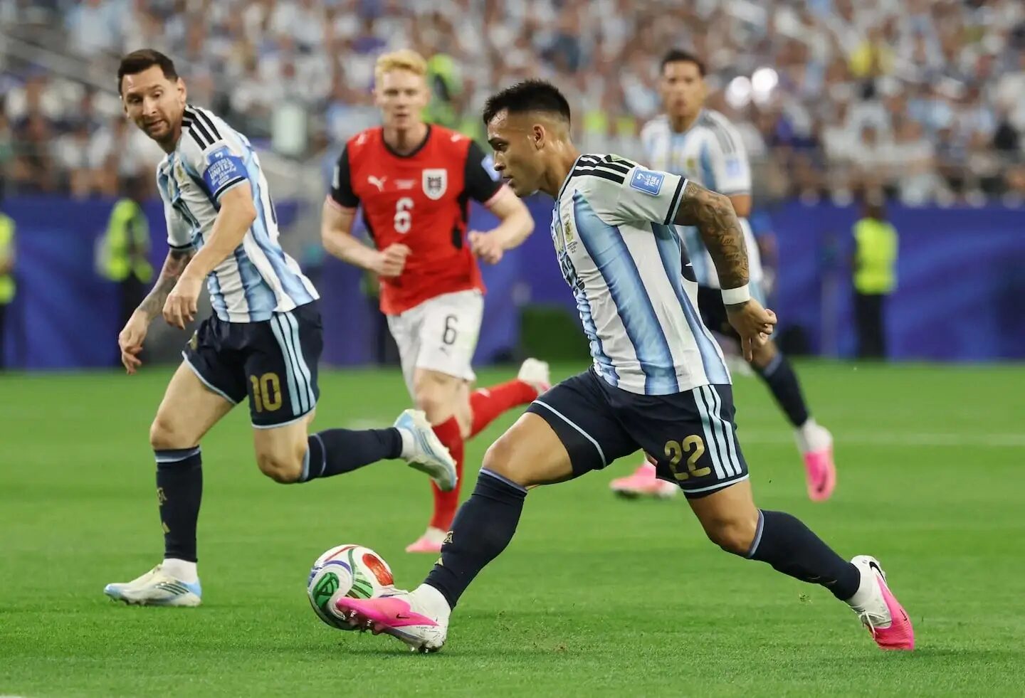 Lautaro Martínez con el balón durante un partido de la Selección Argentina