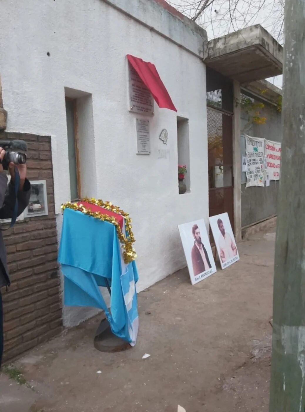 Monumento con fotos de los seminaristas desaparecidos en el barrio Manuelita, Argentina