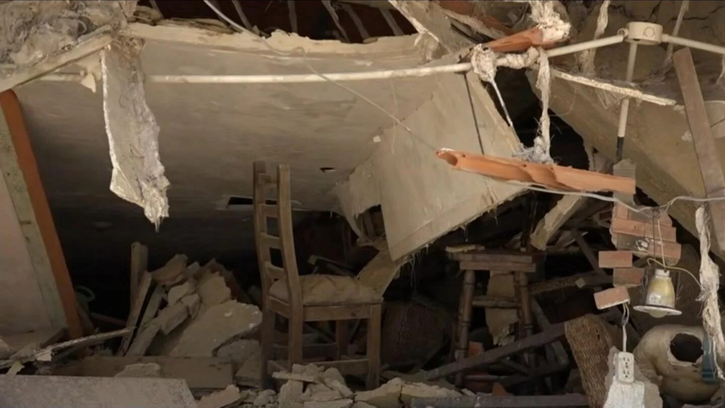 Escombros y muebles destruidos en un edificio colapsado en Puerto Viejo, Venezuela