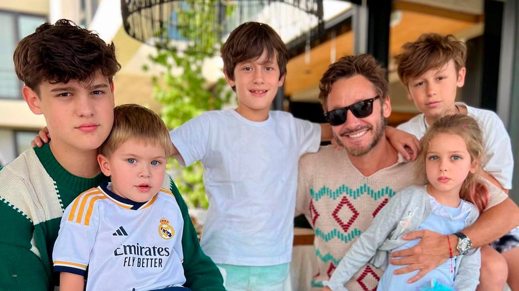 Benjamín Vicuña con sus hijos alentando a la Selección argentina