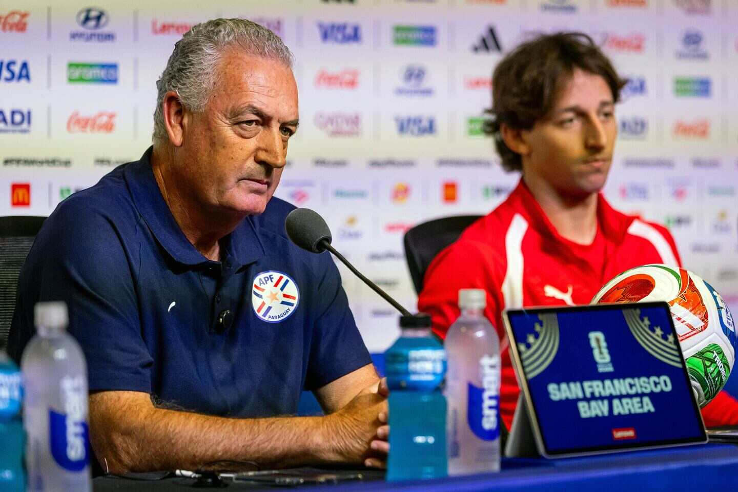 Gustavo Alfaro en conferencia de prensa junto a un jugador de Paraguay antes del partido contra Turquía