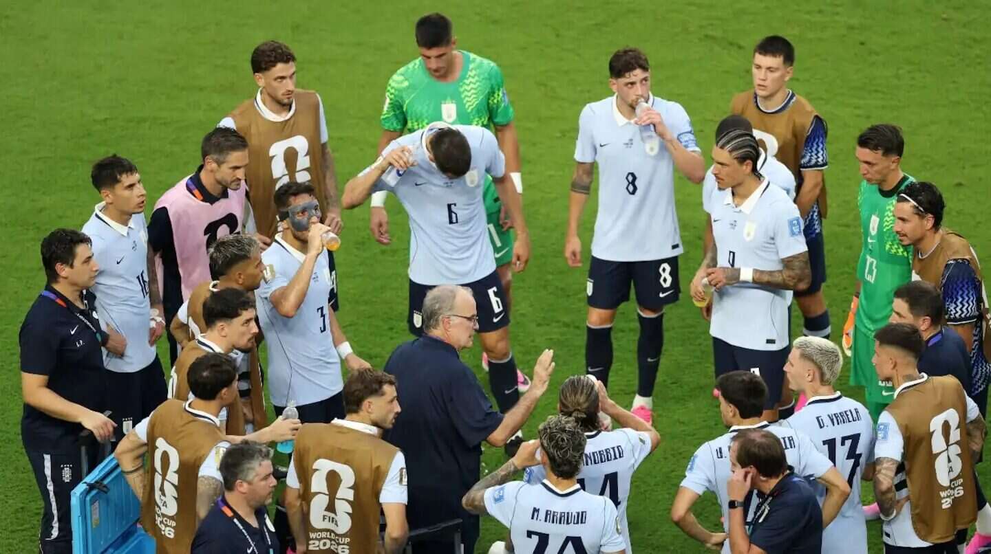 Marcelo Bielsa se despide de los jugadores de Uruguay tras la eliminación del Mundial 2026