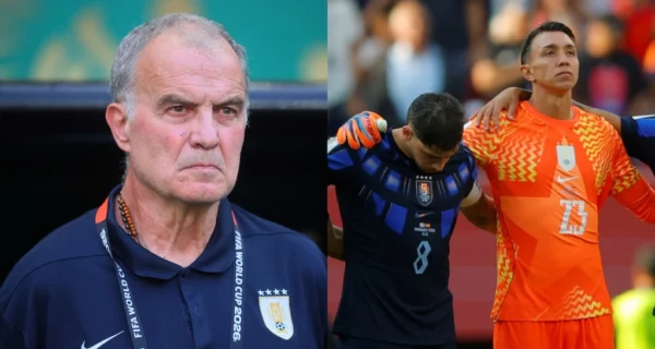 Marcelo Bielsa en la charla con los jugadores de Uruguay