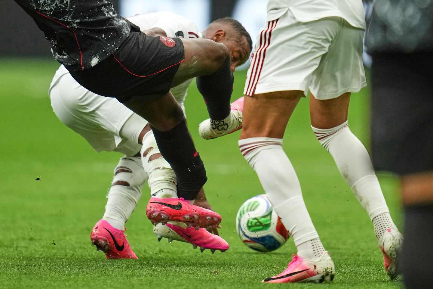 Momento de la lesión de Ismael Koné durante el partido entre Canadá y Qatar en el Mundial 2026