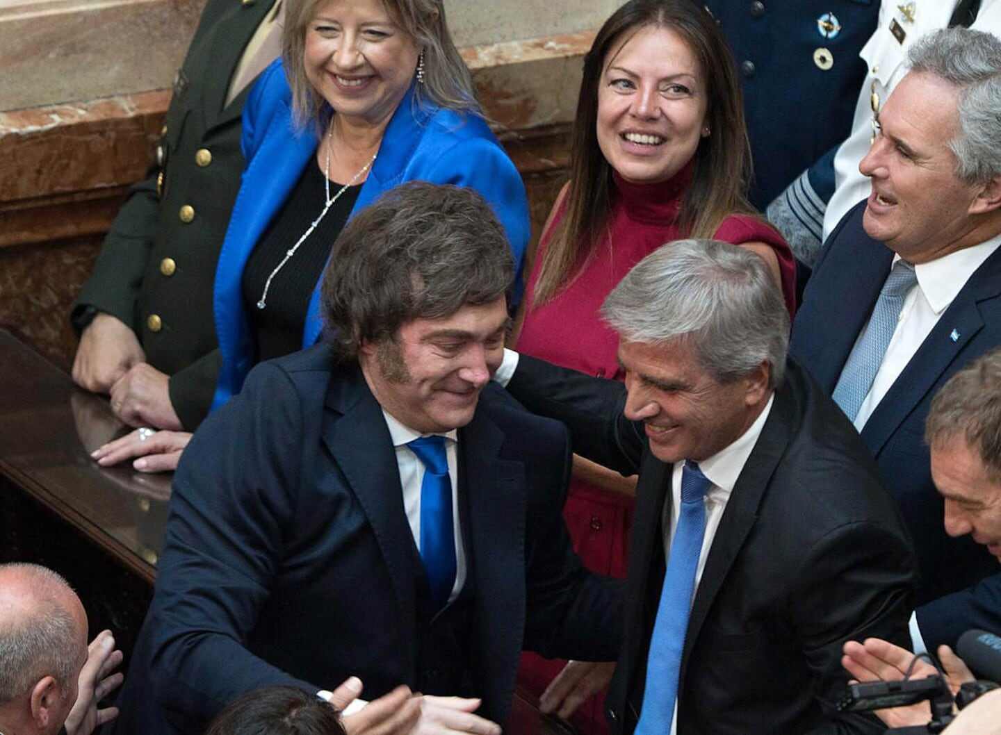 Javier Milei y Luis Caputo celebran en el Congreso de Argentina