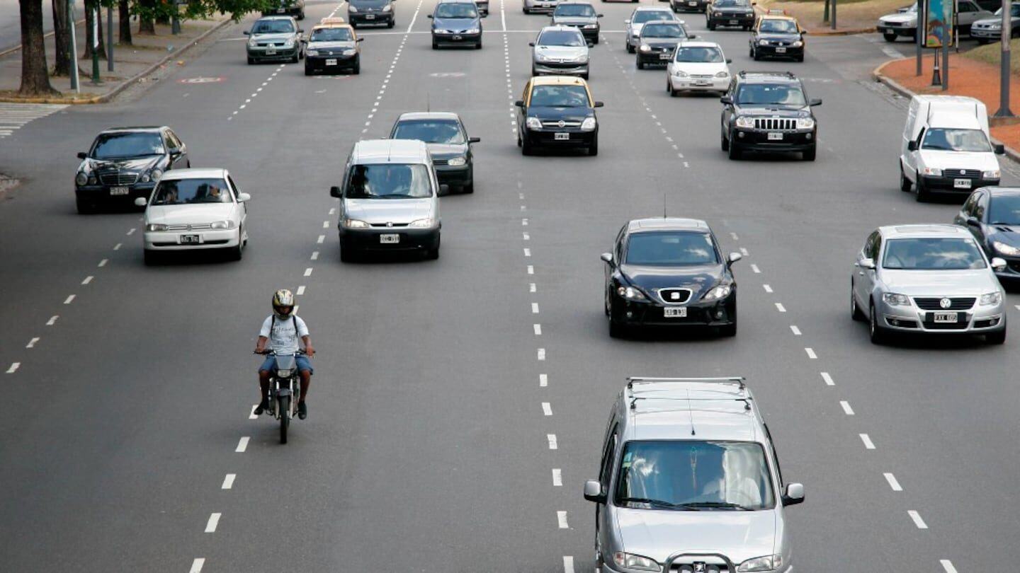 Tráfico vehicular en una avenida de la Ciudad de Buenos Aires