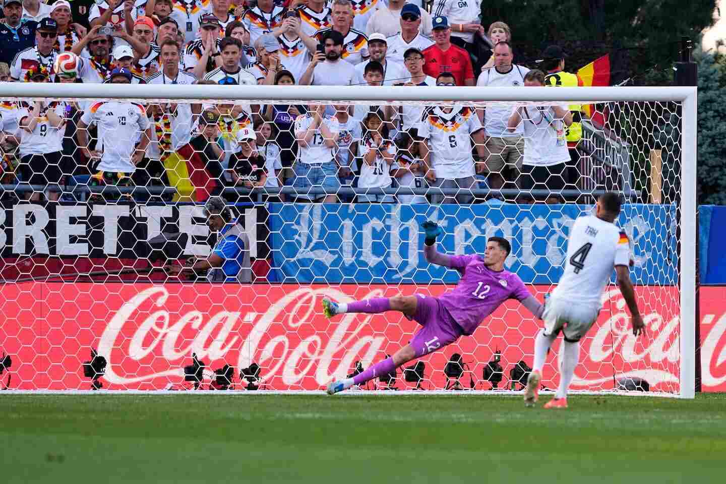 El portero alemán intenta detener un penalti durante el partido contra Paraguay en el Mundial 2026