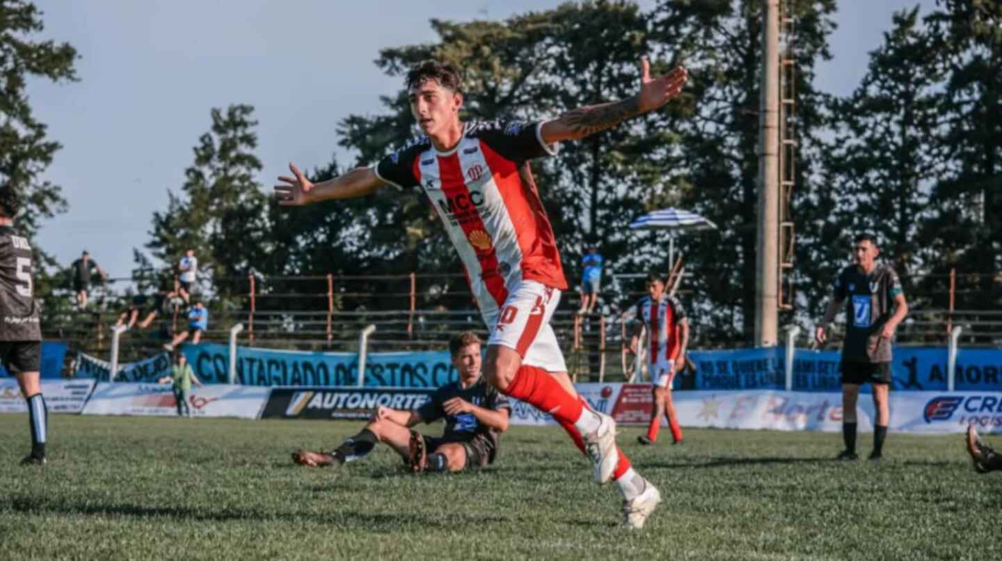 Lautaro Fagioli celebrando un gol en un partido de fútbol con la camiseta de Colón