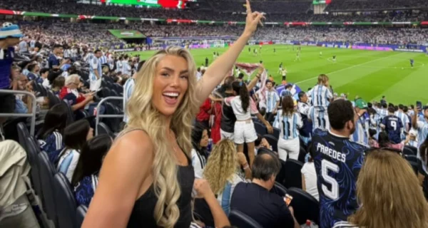 Kelci Rose Bowers apoyando a Marcos Senesi en el Mundial 2026