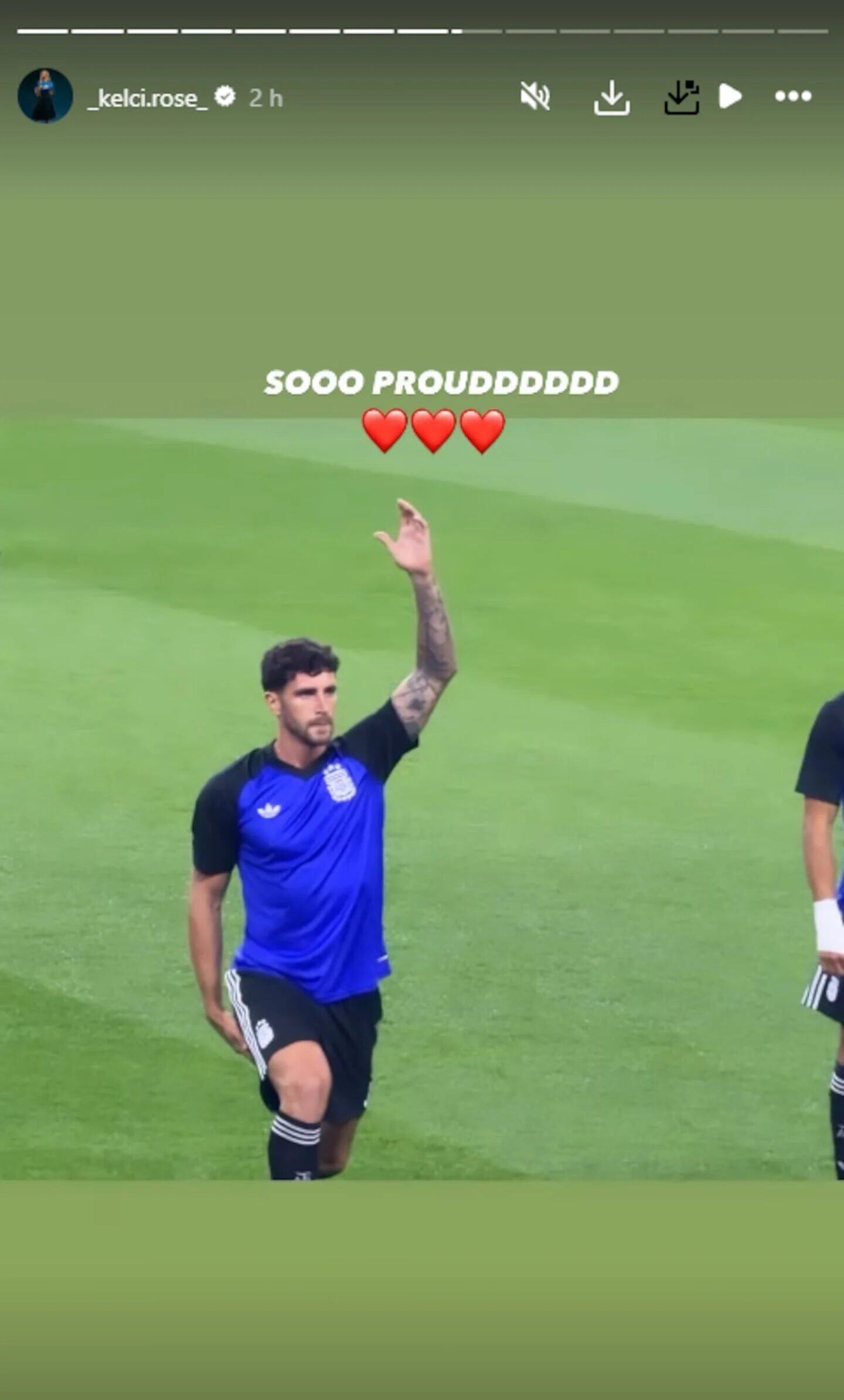 Marcos Senesi saluda al público durante su debut con la Selección argentina en el Mundial 2026